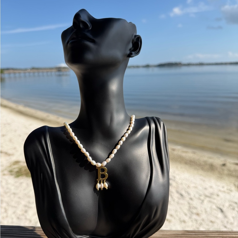 Elegant Gold and Cream Pearl Necklace